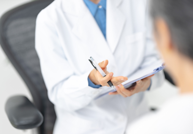 医師が診察しているイメージ