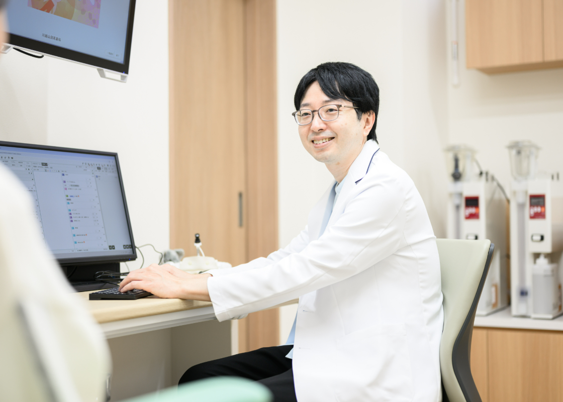 患者の診察を行う医師のイメージ